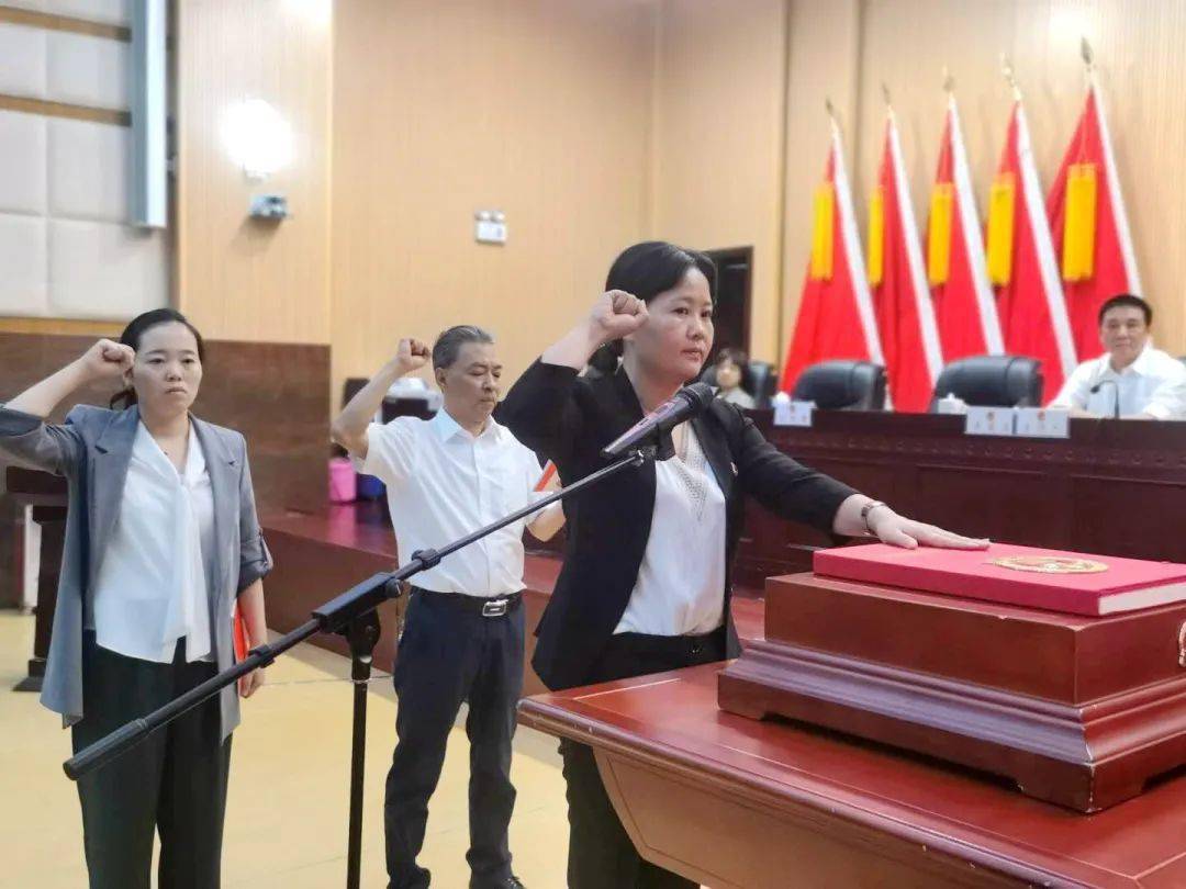 县人大常委会副主任周志强,刘艳舞,过凤文,易晓红参