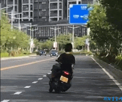 很拉风?儿童公园附近路段多名后生仔骑摩托车蛇形走位