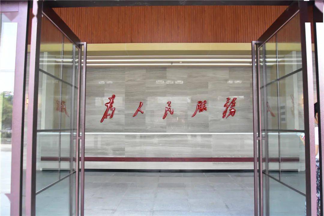 一进门,就能看到"为人民服务"的五个大字.后台化妆间.