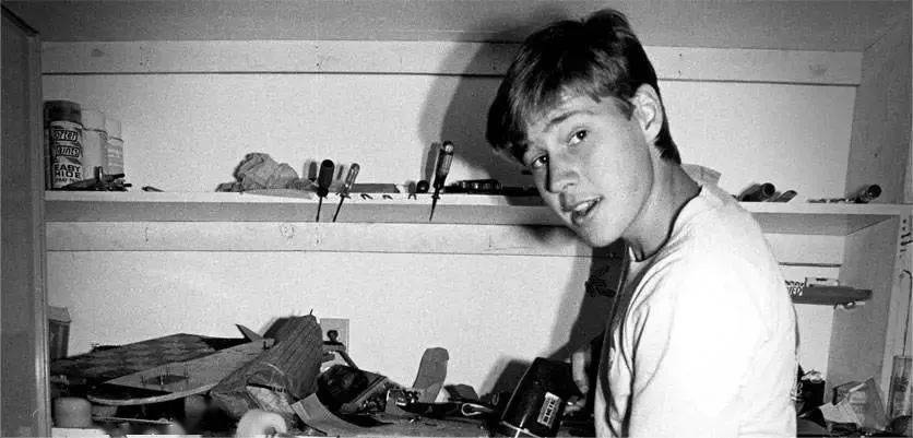 在10岁时拥有了第一块属于自己的滑板,从此开启了滑板教父的传奇滑板