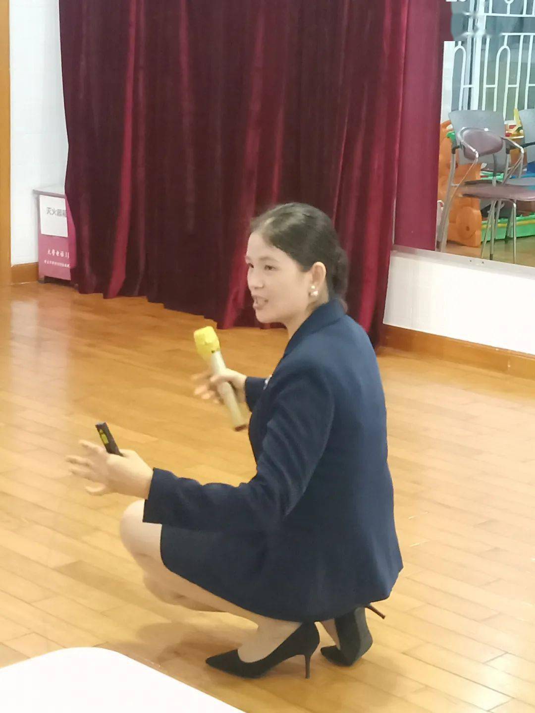 甚至是集体合照时,下蹲时要避免个人身体隐私暴露在外,不雅的蹲姿不仅