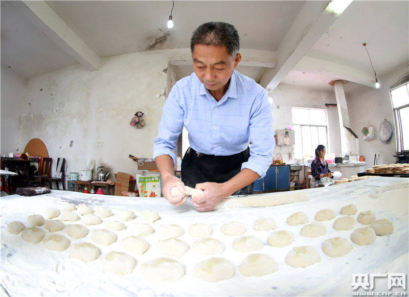 他说 ,从15岁起学徒,做发饼,鸡蛋糕,绿豆糕,碱酥饼等糕点,至今从没有