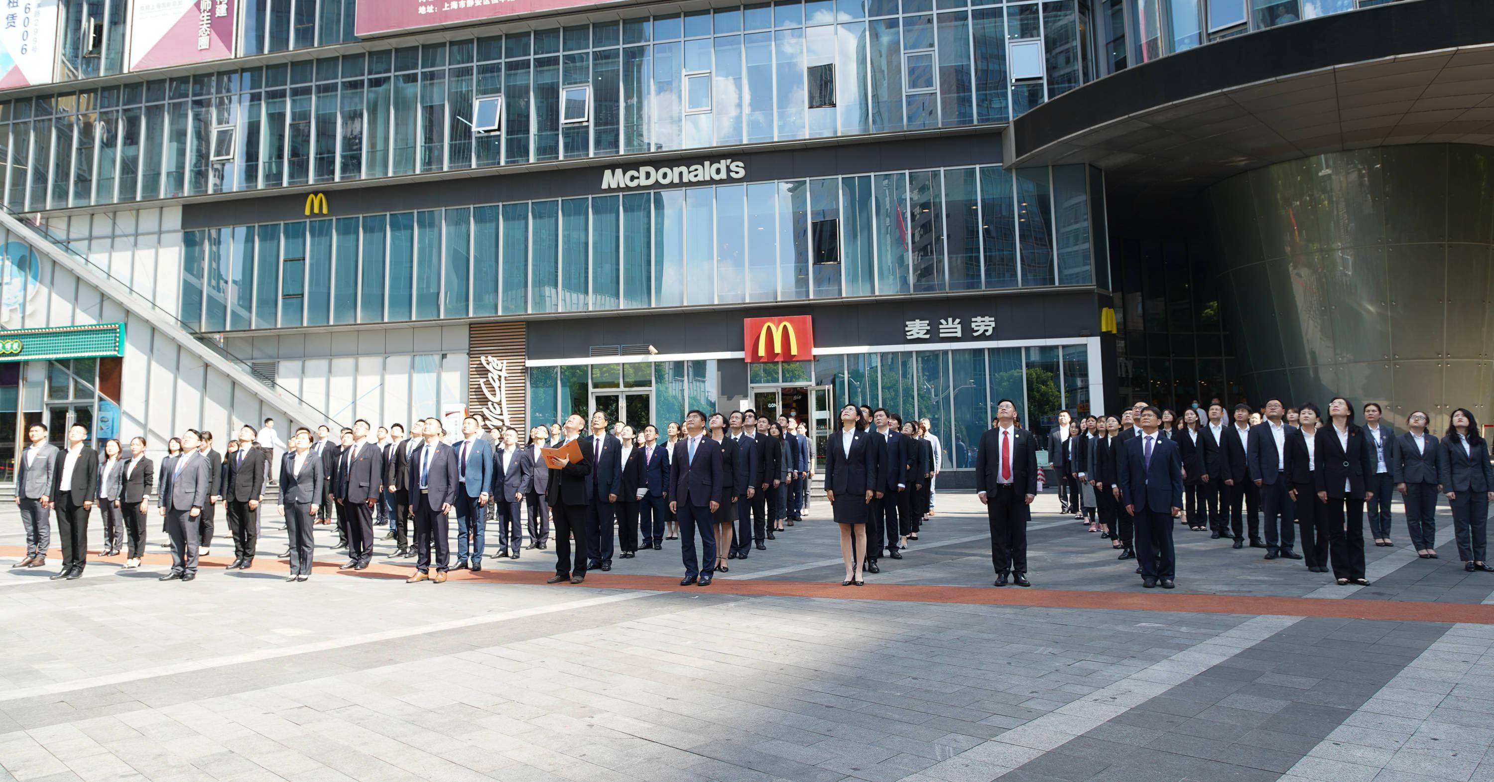 京师律师广场是上海内首个围绕"法治文化",并以"律师"为主题的广场.