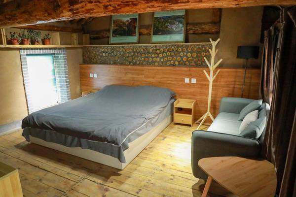 图为:用废弃建材建起的特色民宿内景在灵空山镇,像五龙川村一样,山清