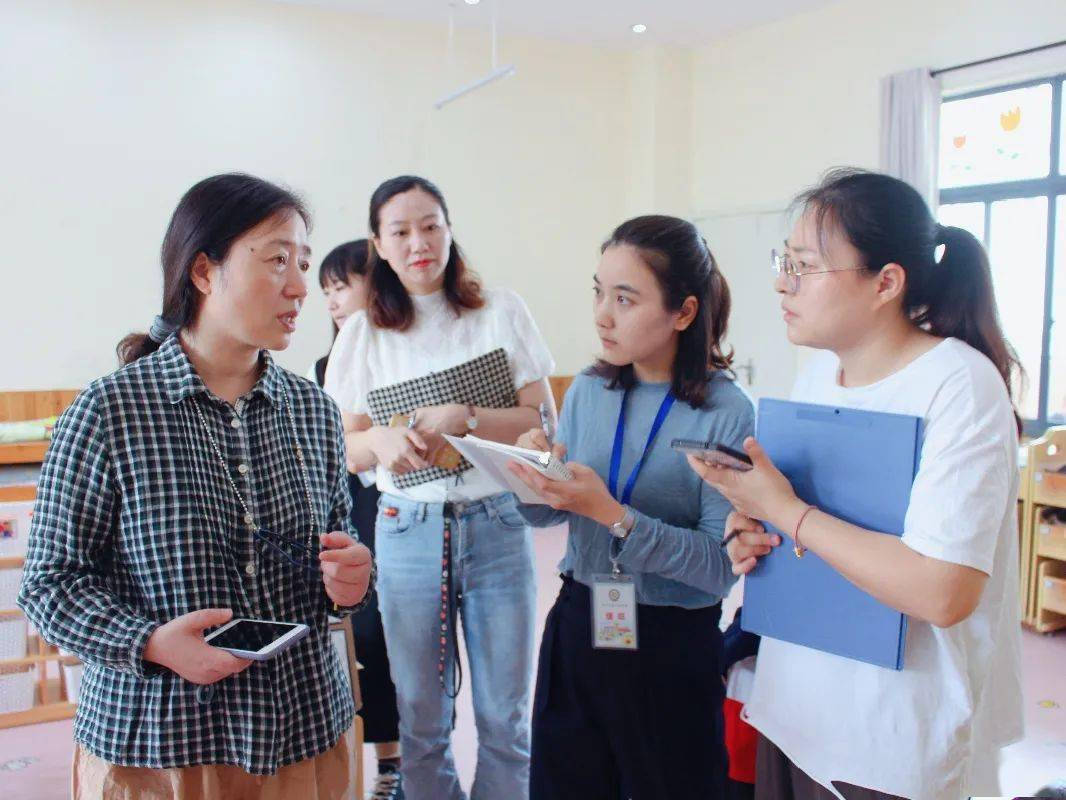 装饰,景幼本部和分园的夏老师分两天实地查看了在朱倩园长的陪同下