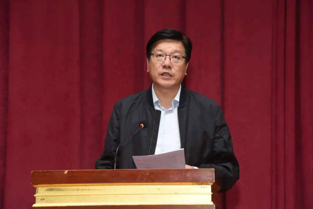 市政府副市长周金桩主持会议.