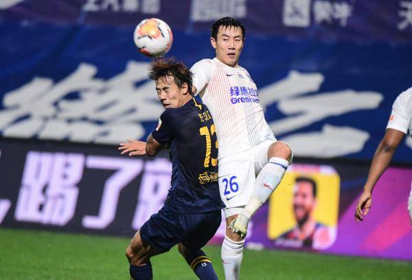 9月24日,上海绿地申花队球员毕津浩在比赛中庆祝进球.