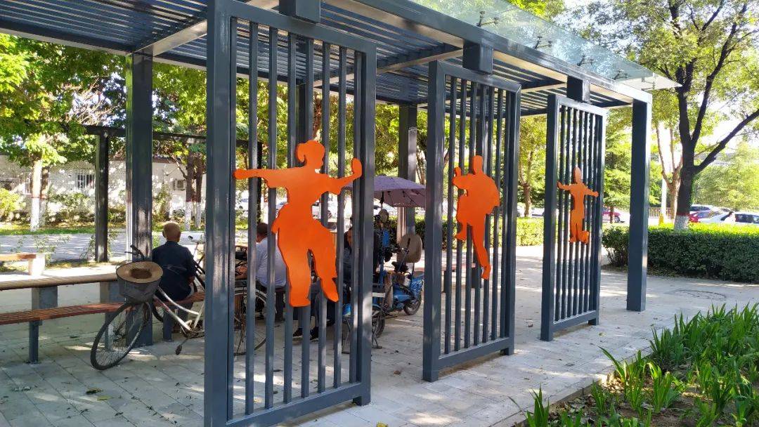 银杏公园内廊架上专门做了传统武术剪影.邸志永 摄