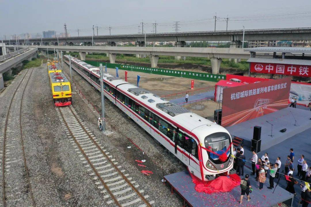 记者在现场看到,杭绍城际列车以红色为主色调,设计简约大方,独具城市