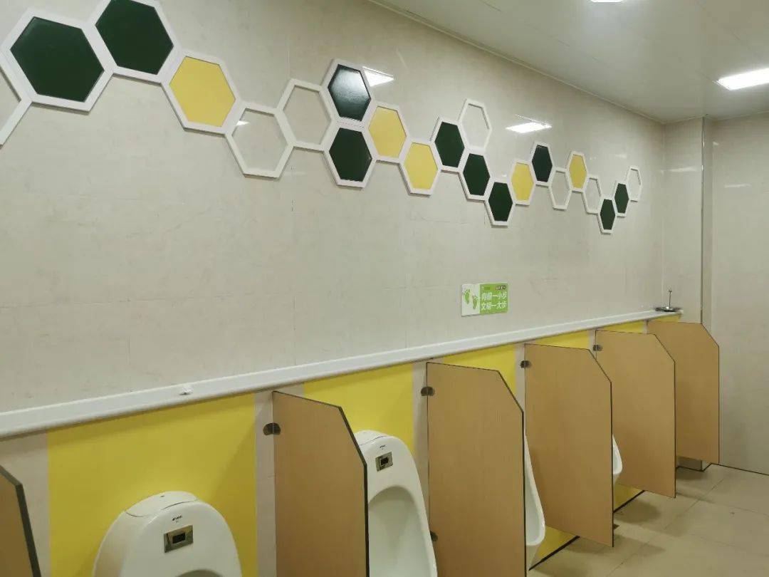 在这里洗手间的镜子会唱歌