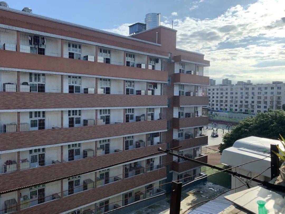 有人爆料绵阳某学校宿舍门窗无窗帘遮挡,学生隐私堪忧!