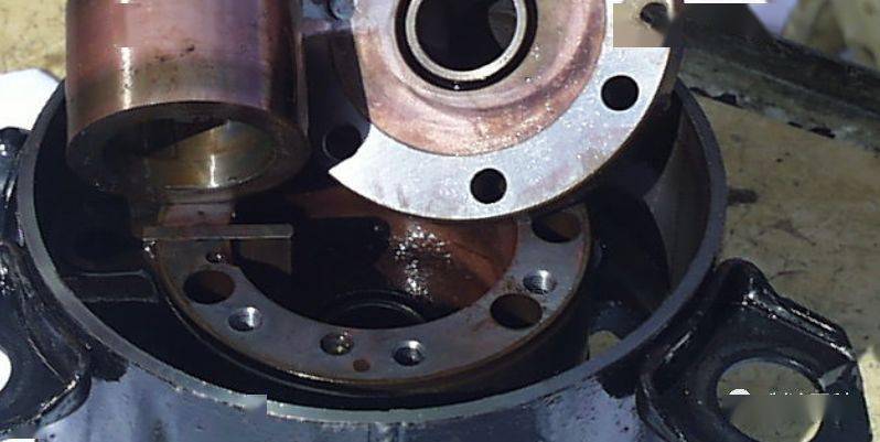 或只在一条管上做了回油弯,系统不能顺利回油,压缩机因缺少润滑在运行