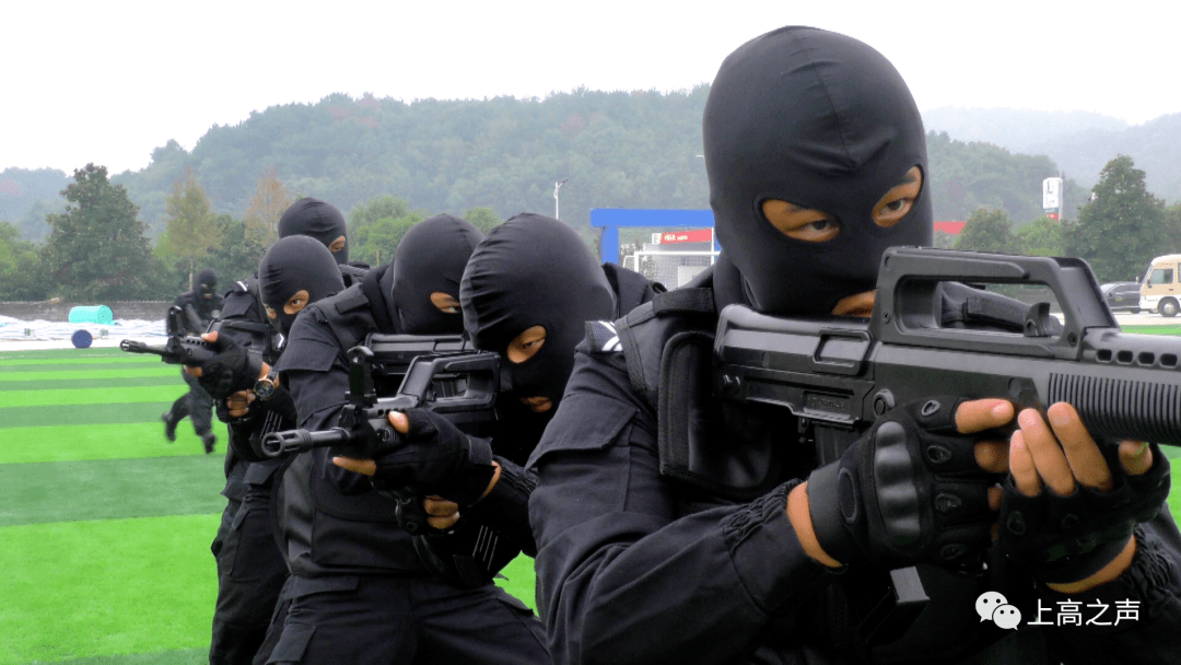 此次伸缩警棍术与以往的套路有很大的不同,将传统打击术和交叉绞索