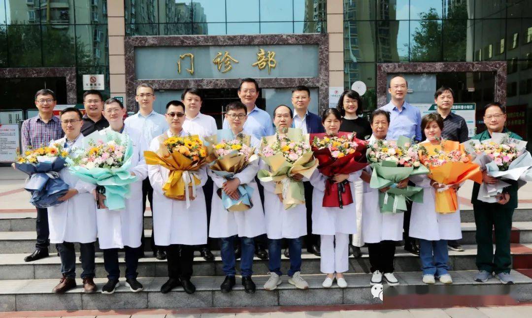 李粲总经理看望慰问国药葛洲坝抗疫一线先进个人和先进集体代表