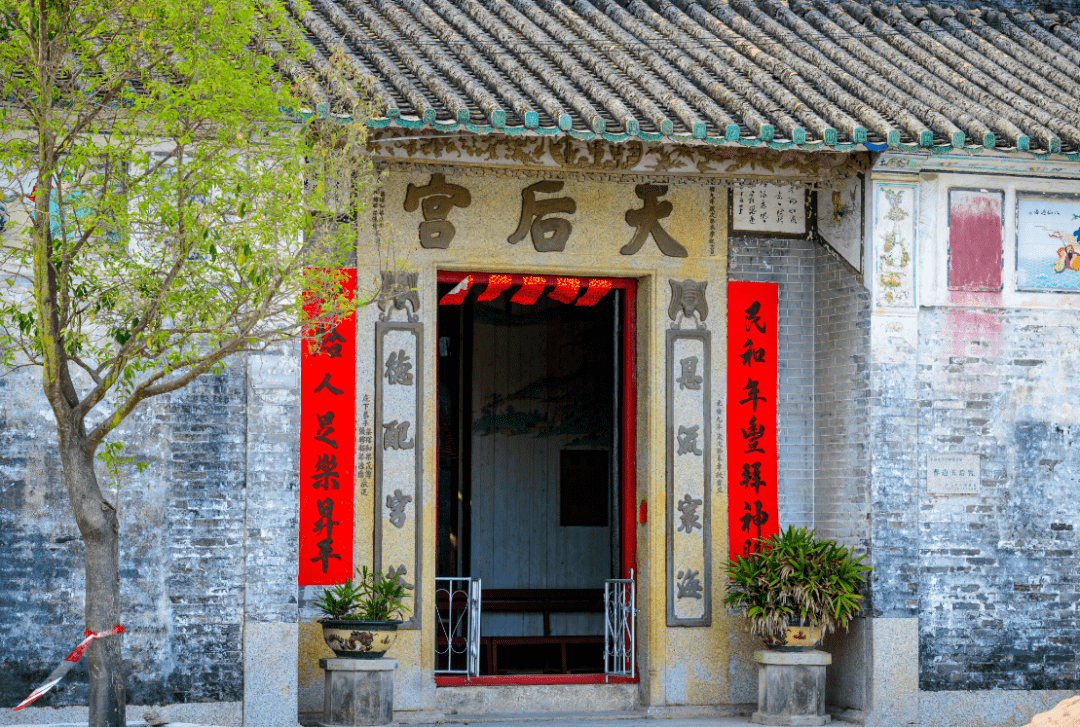 曹边学校旁边是一座典型的中式小庙天后宫,旁边是迎源里.