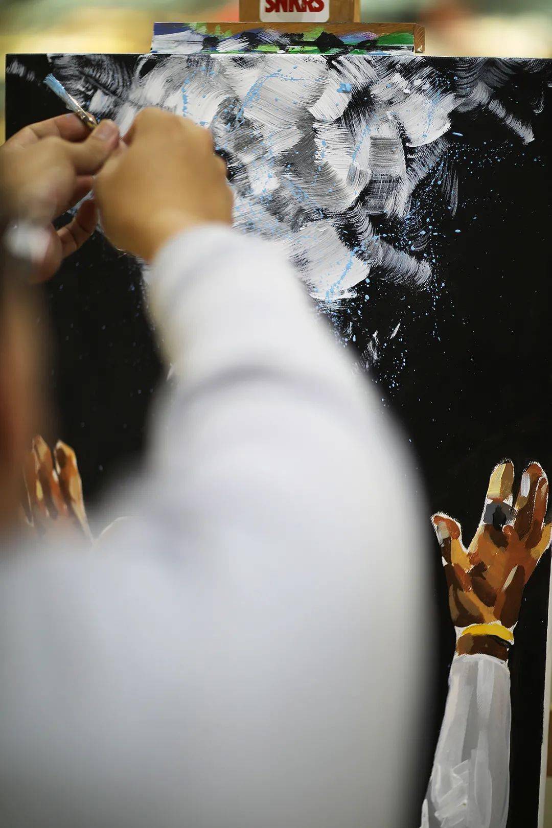 "撒镁粉是詹姆斯招牌动作,每次在比赛之前,詹姆斯都会在技术台前将