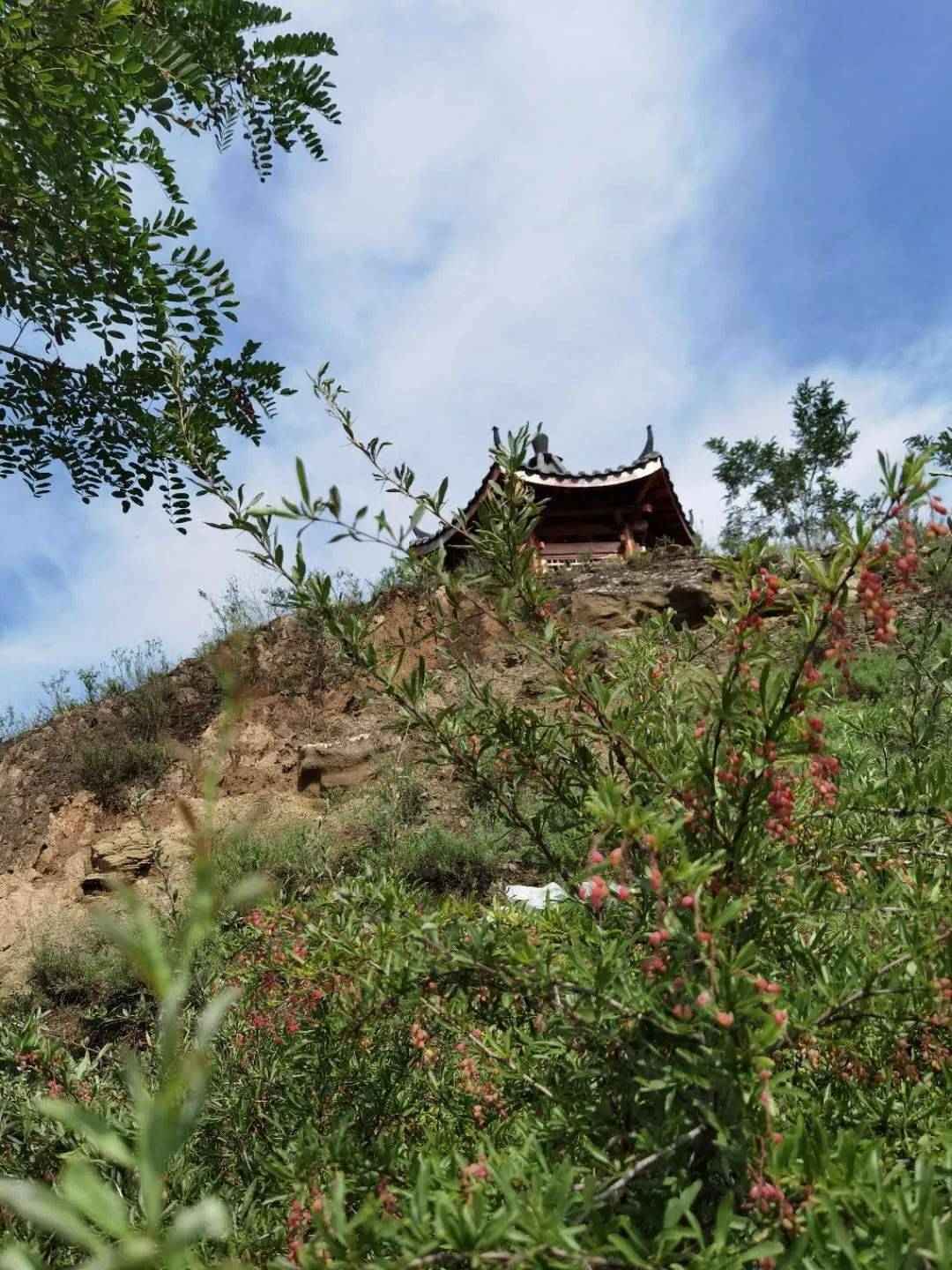 烽火台成圆柱形,旧有台阶可盘旋而上,与狄留山狄青寨,黄米山墩儿梁