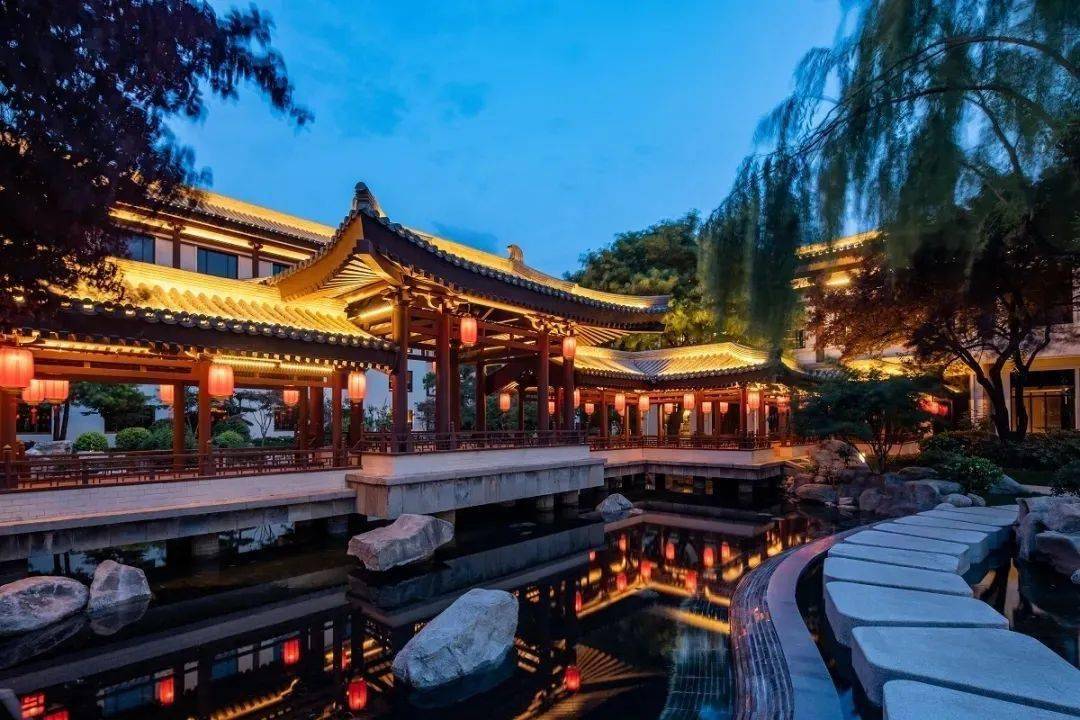 园紧临大唐不夜城步行街西安唐华华邑酒店位于曲江核心地段品唐宫珍馐