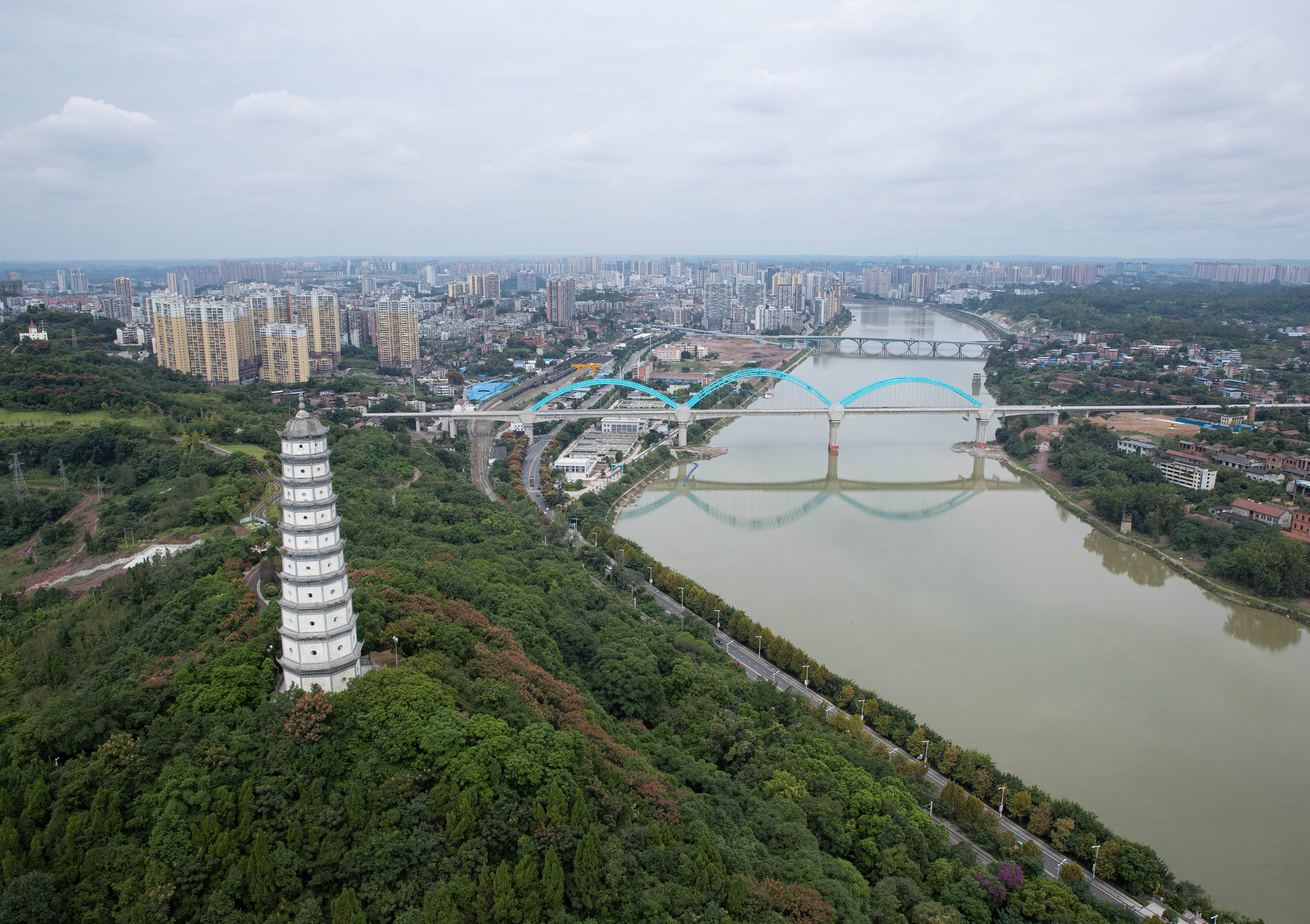 俯瞰沱江边建于唐代的三元塔(9月26日摄)