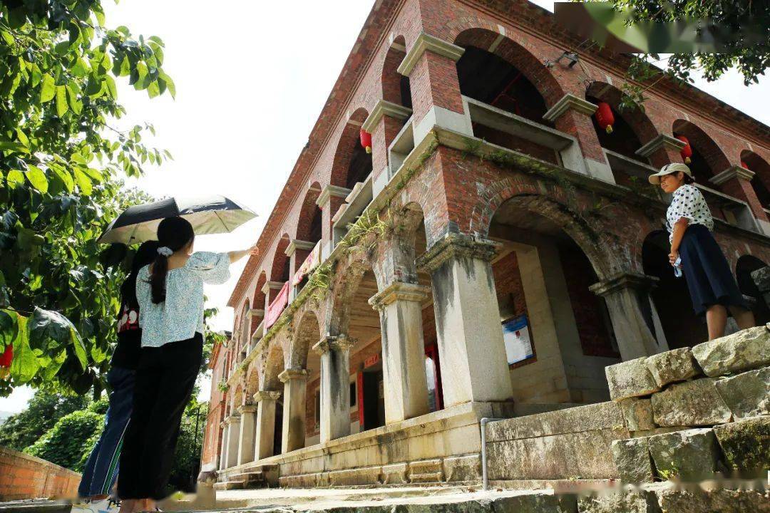 观山村古厝名声大噪,每天都有慕名而来参观的游客.