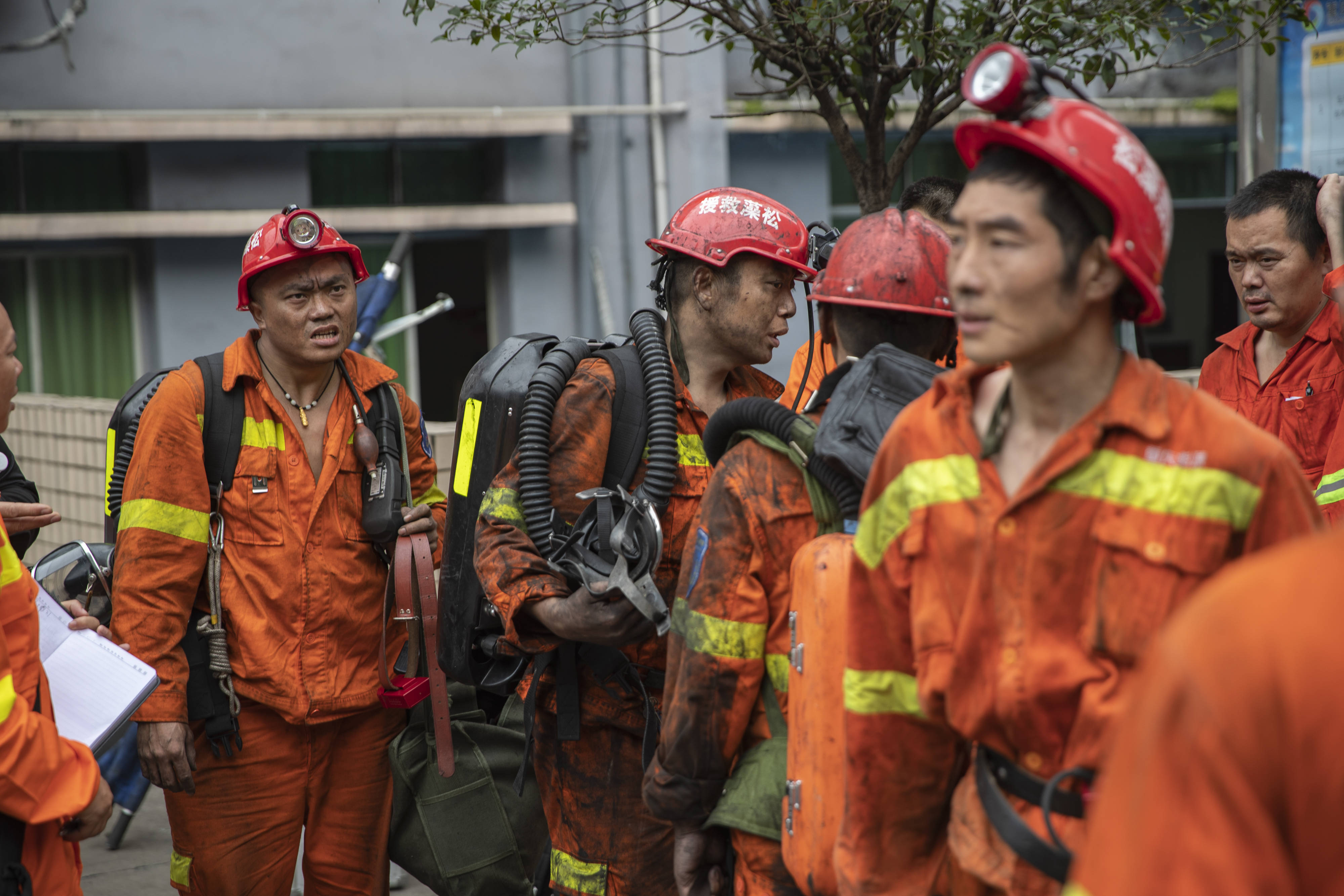 已致16人死亡9月27日,在重庆能投渝新能源公司下属松藻煤矿事发现场