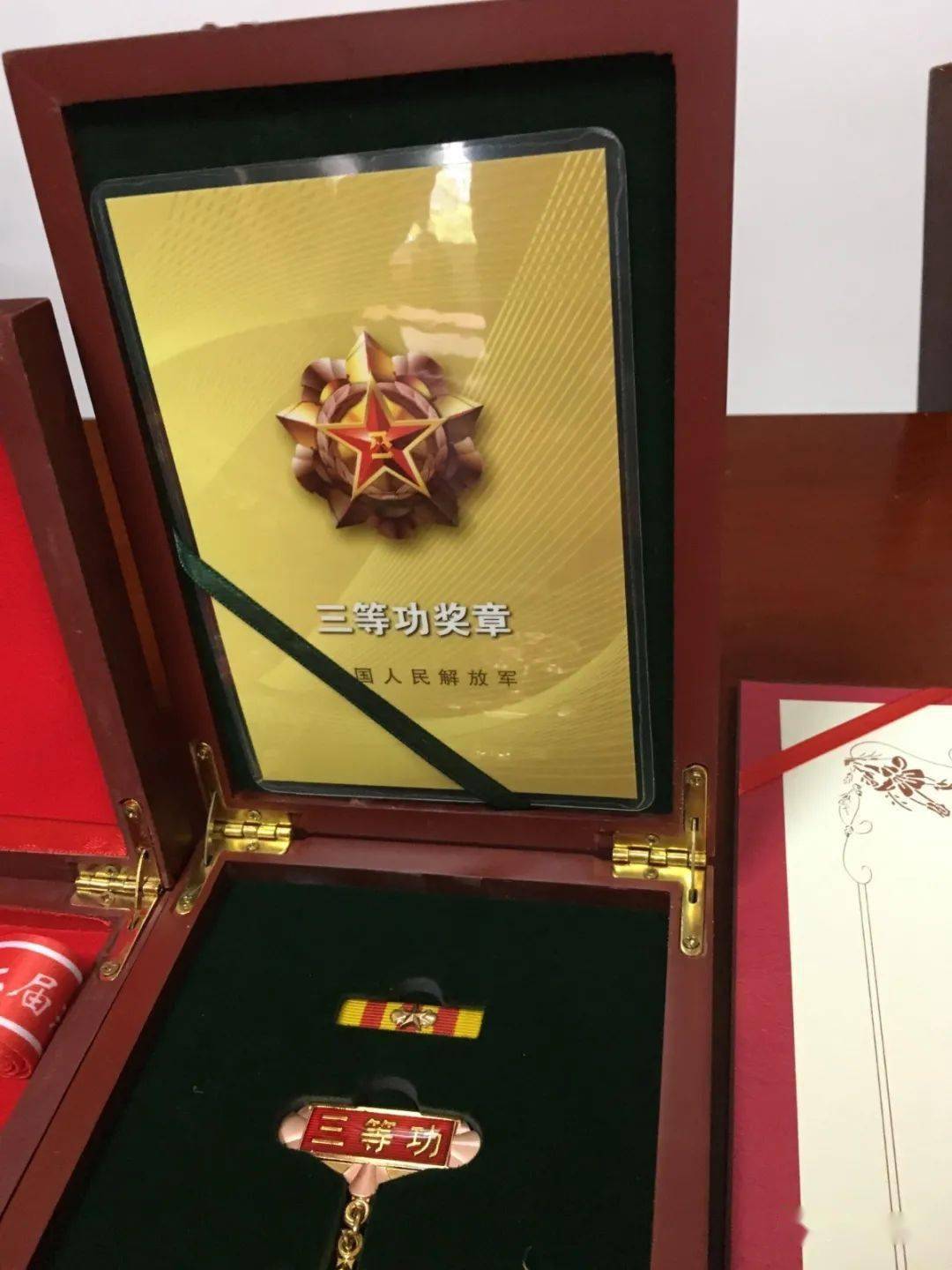 中国人民解放军三等功奖章铁汉柔情尽在不言中近年郑芝彪担任消防党 