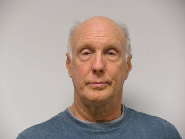 美68岁男子涉嫌收集男童尿液,面临儿童色情指控,有多次性犯罪史_艾伦