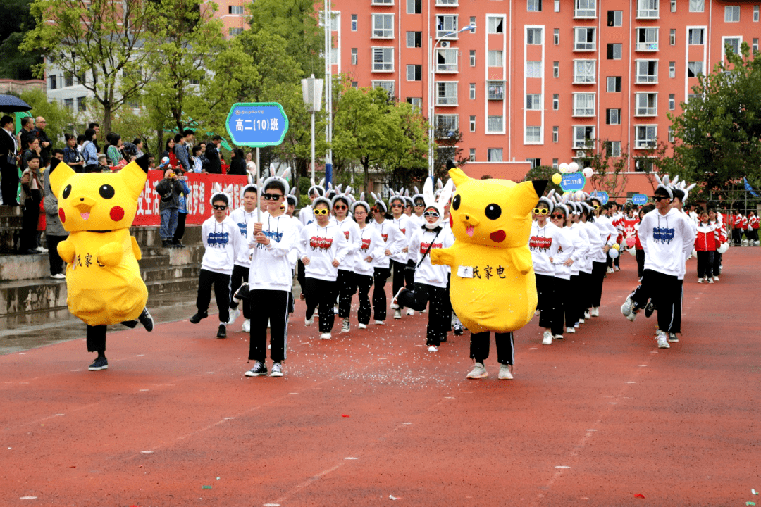 余庆一学校运动会开幕式脑洞大开,开"坦克"上场!_创意