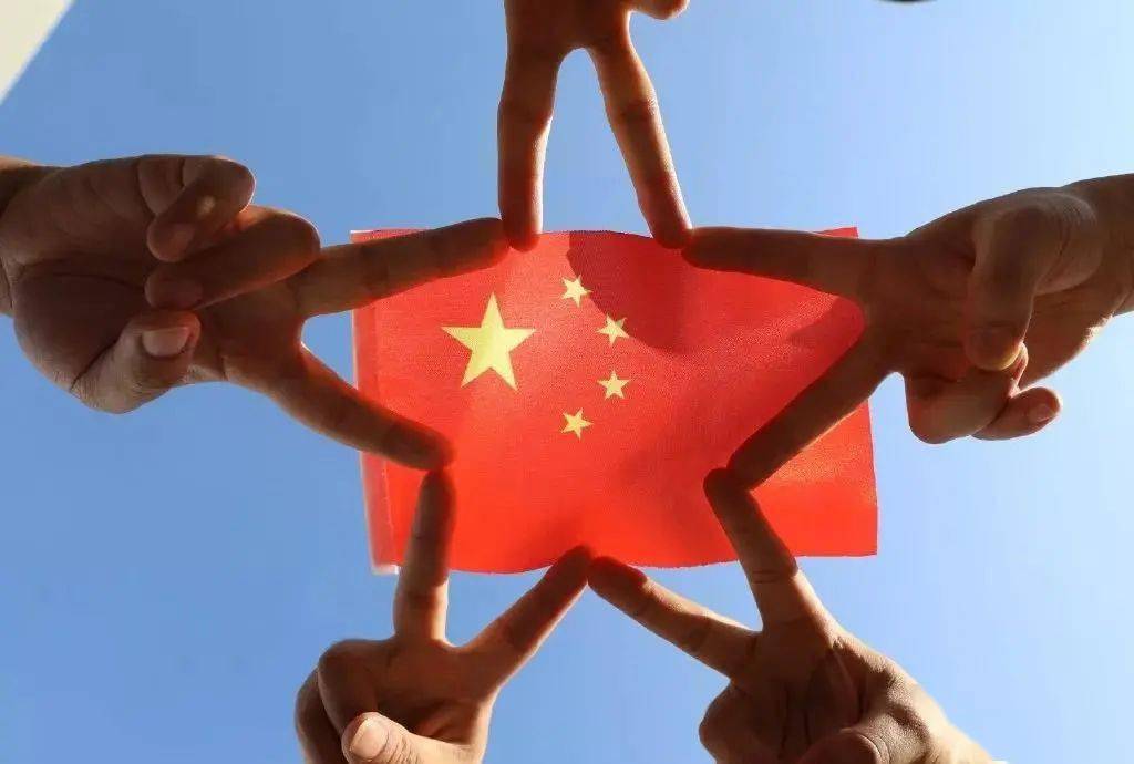 作品要求  # 内容要求 #  个人或集体与国旗合影的创意照片, 作品