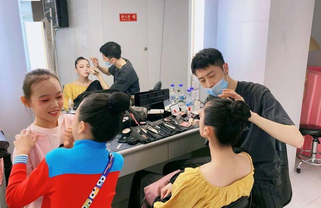 《嫦娥之月亮传说》双人舞登台央视中秋晚会丨举杯邀明月 共赏翩跹舞