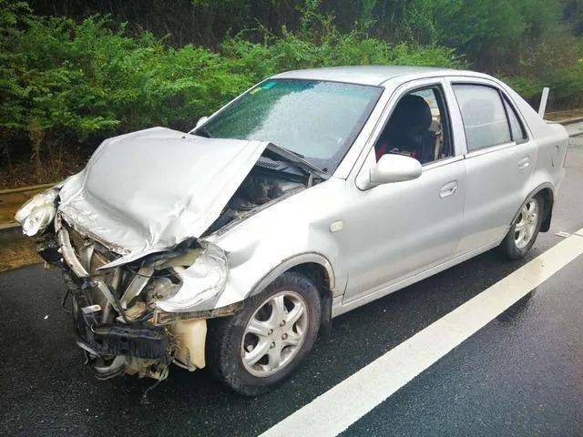 都九高速一小轎車發生事故後駕駛員竟然棄車逃離