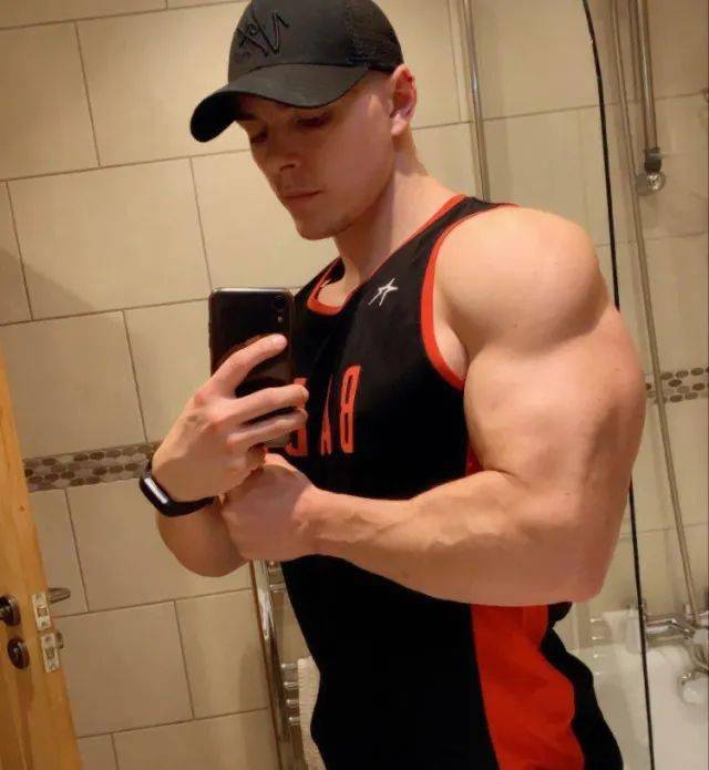 杭州两肌肉小伙健身房battle第二天一起去厕所直接崩溃