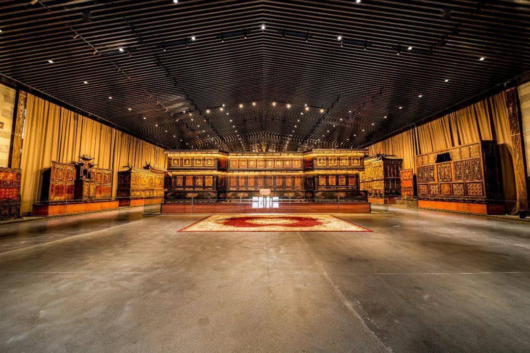 集贤书院内雅致的双天井格局,做工精细的雕花窗棱,无一不展示着陈氏