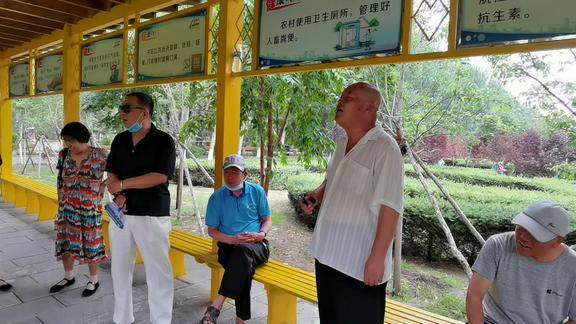 吉林農安人民公園大合唱歌聲嘹亮大叔唱的陶醉無比