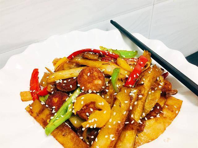 香肠的家常省时新吃法和孜然一起炒饼香味扑鼻特好吃