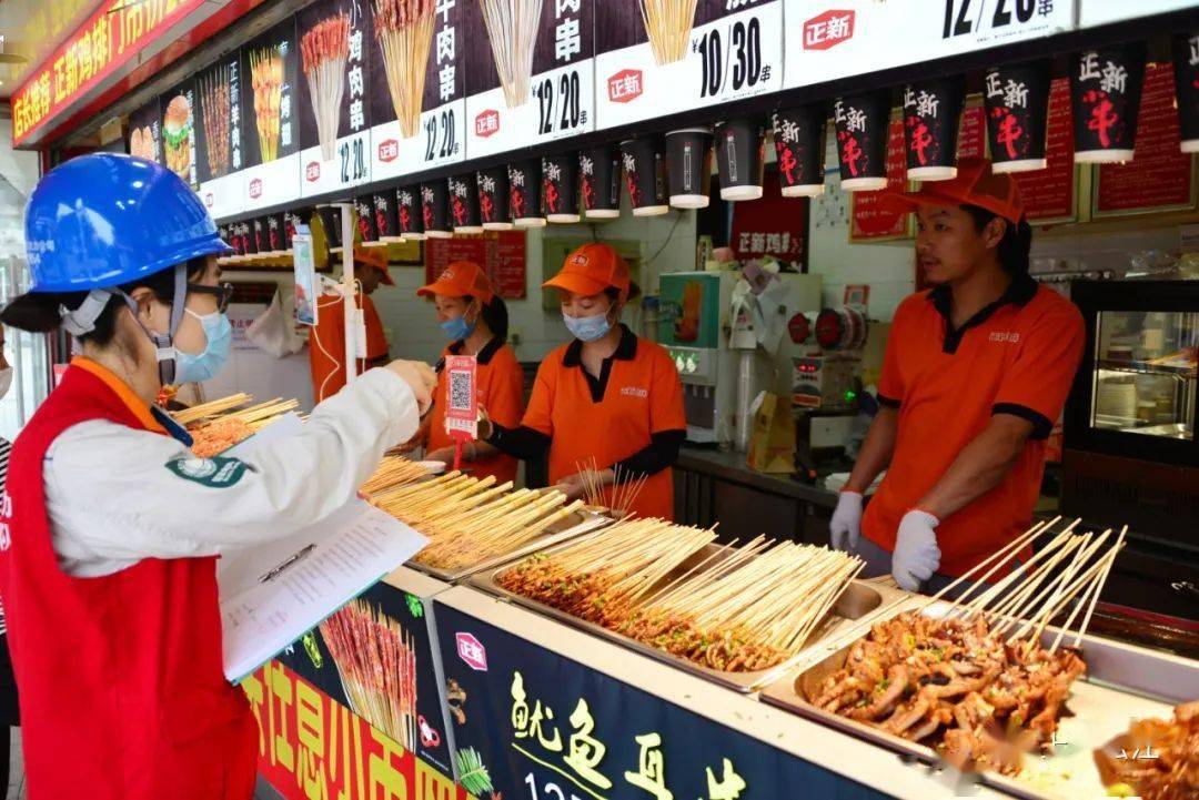 "大叔,烧烤用电的拖线板就这样放烤炉上面,既不方便更不安全,你看移到