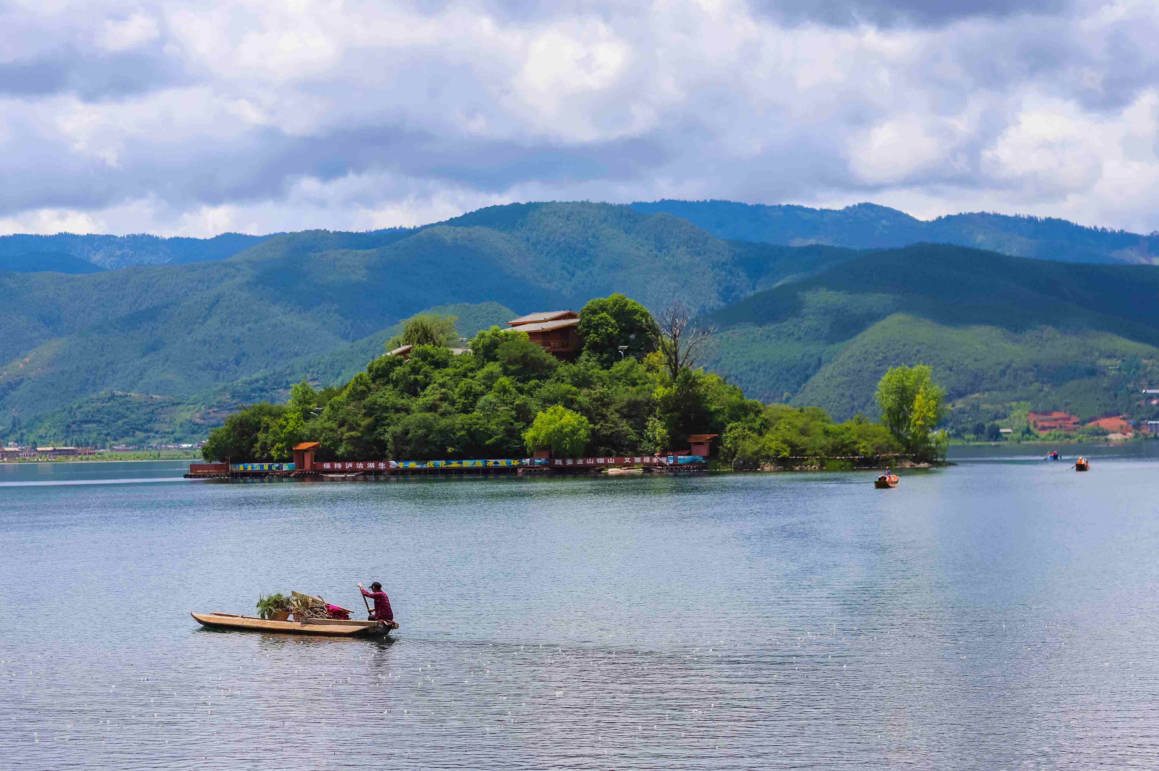 沪沽湖景区图片