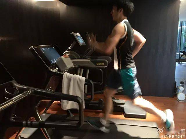 44岁王力宏裸半身健身照上热搜八块腹肌真的太撩了谁说减肥一定会掉