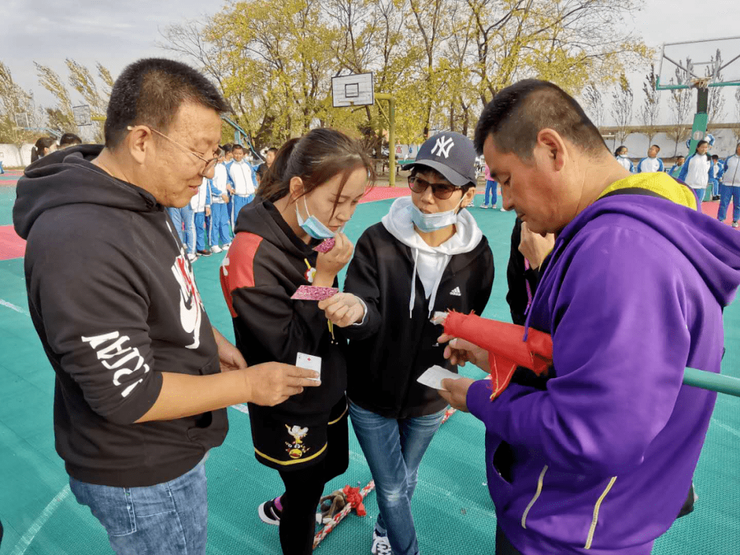 赵光农场初中六年组举办迎国庆拔河比赛