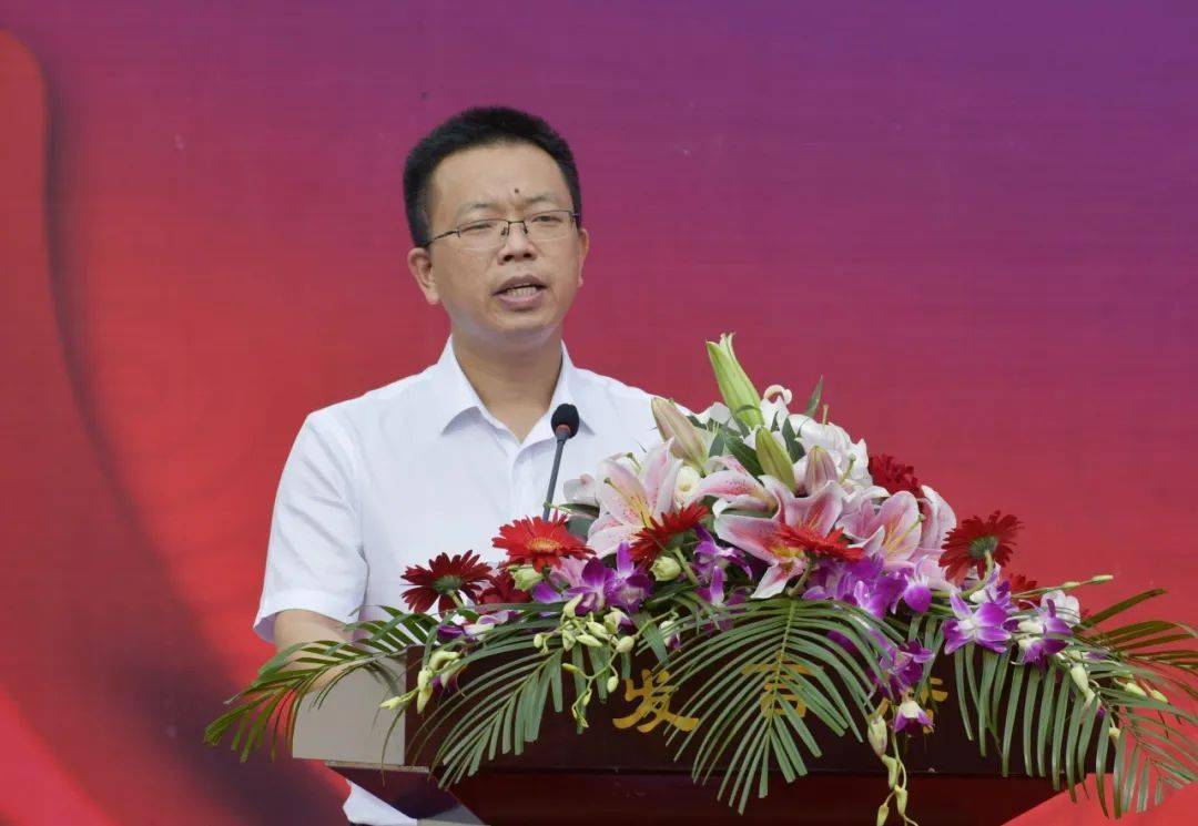 3,古林镇中学学生代表:感谢黄古林教育基金的支持,老师的付出和父母的