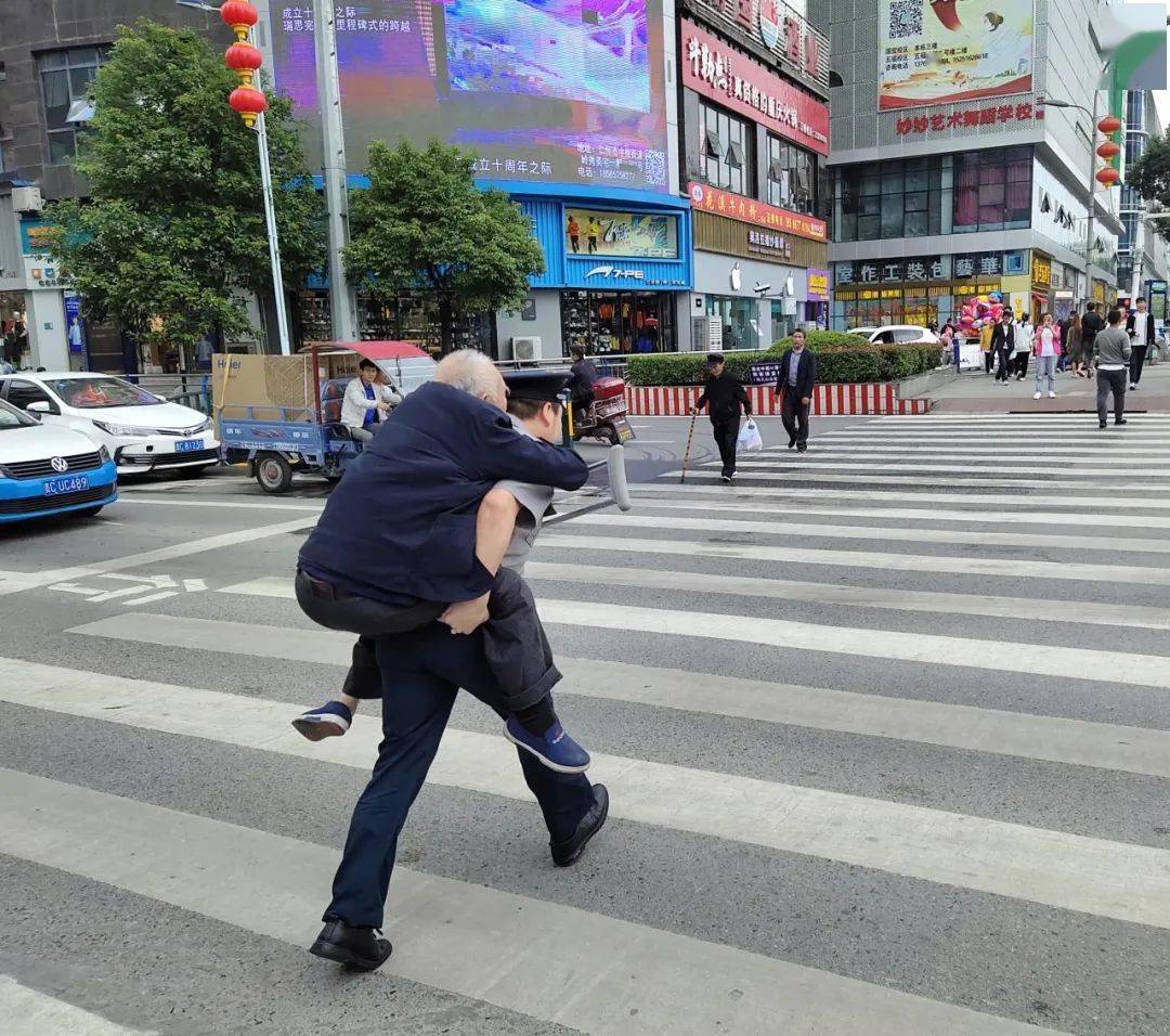 仁懷保安大哥,你的背影真帥!_老人