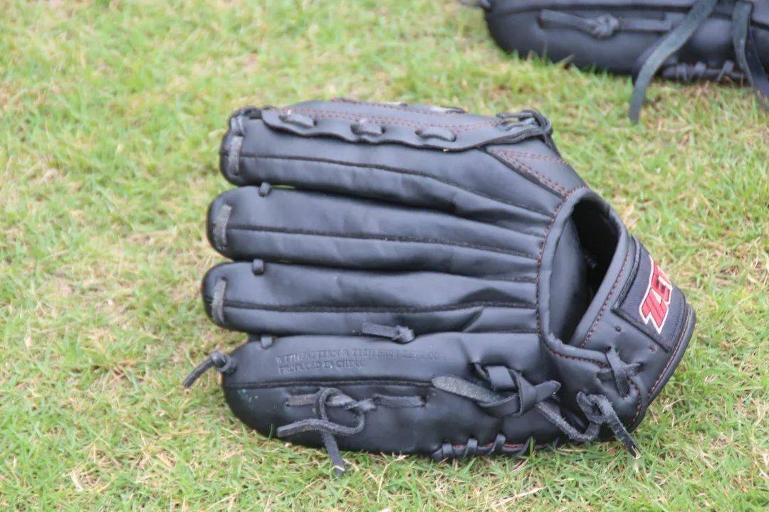 专业道具:垒包,计分板,全套专业球服,专业棒球及棒架,特制软球,棒球