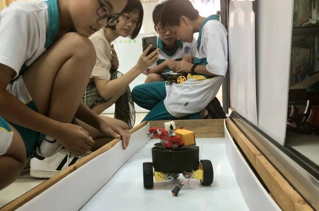 前进中的鼹鼠机器人,当它的"触须"碰到挡板时,便会立即调头,自动寻找