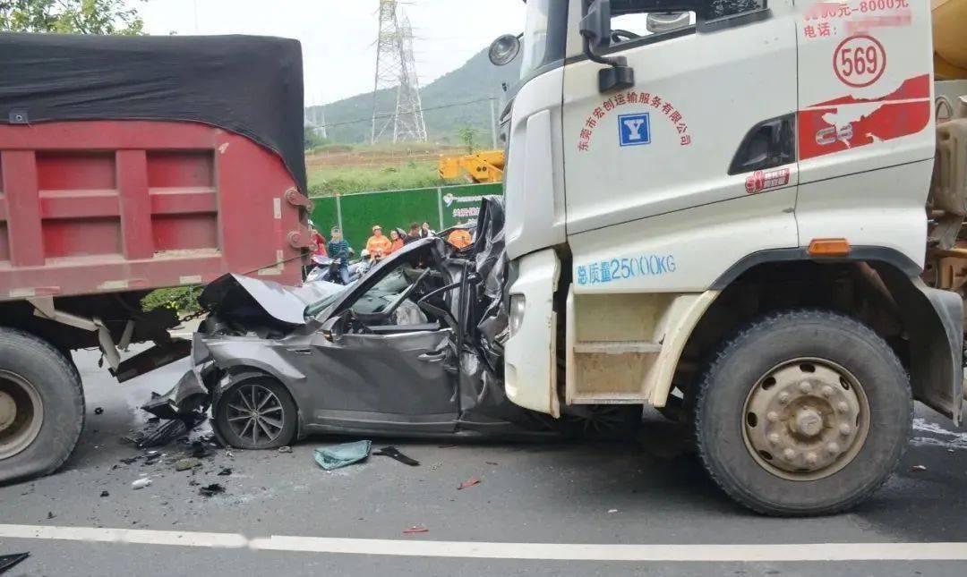 惊悚柳州发生一起三车相撞事故小轿车被两辆大车夹成压缩饼
