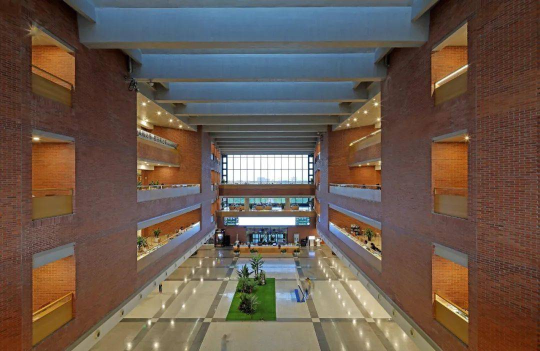 东北大学浑南校区图书馆,规整而有活力,厚重不失轻盈