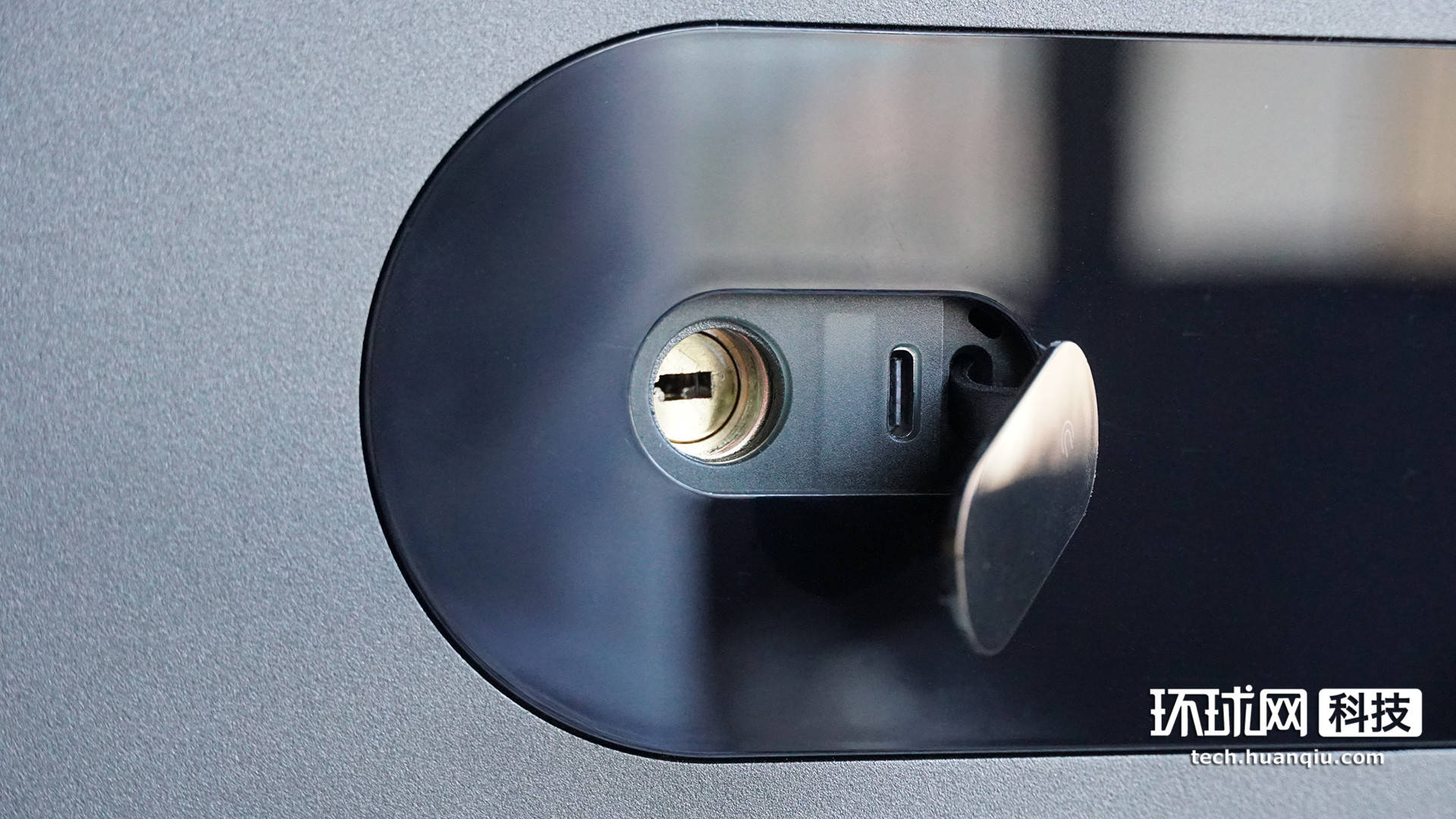 米家智能保管箱开箱:有厚重的安全感,更有智能解锁体验_钥匙孔