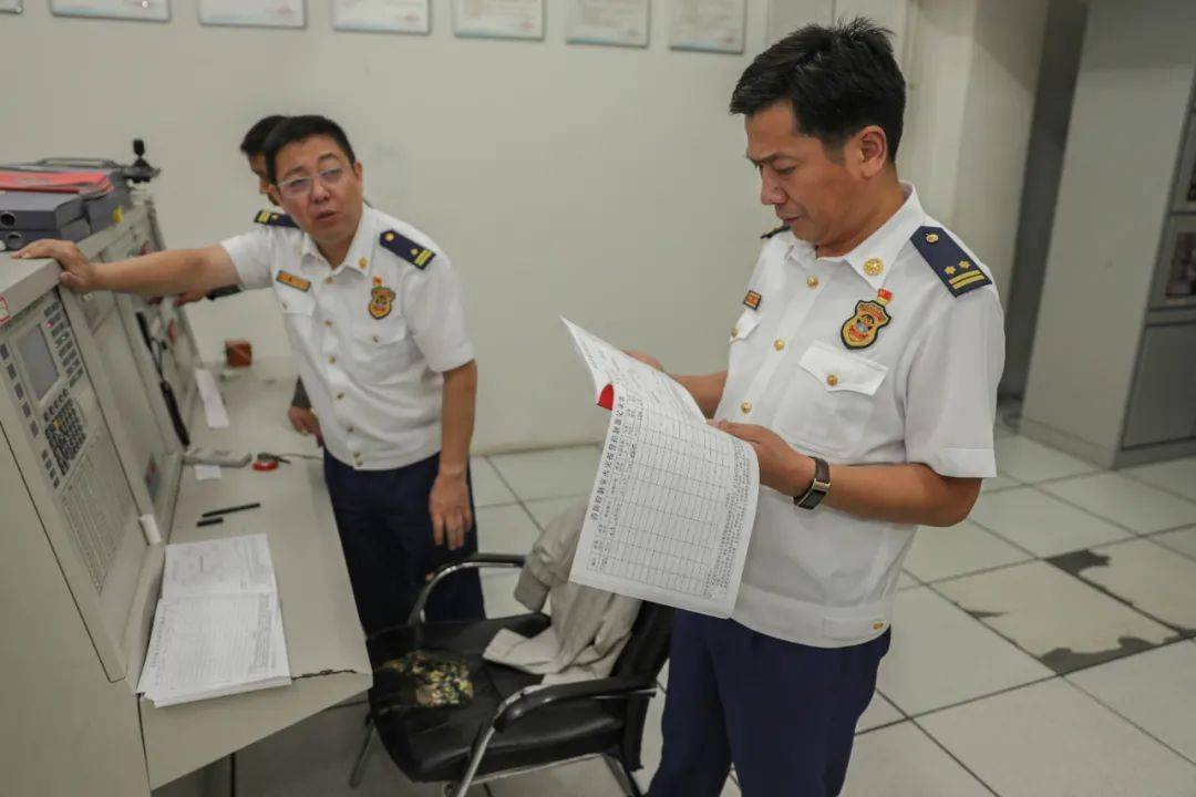 周口市消防救援支队曹辉支队长带队检查商场市场消防安全