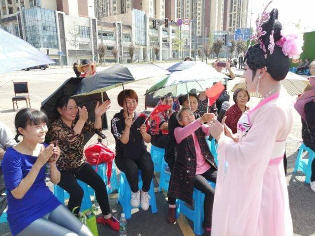 成都市龙泉驿区大面街道分水社区热舞欢歌聚新家庆双节