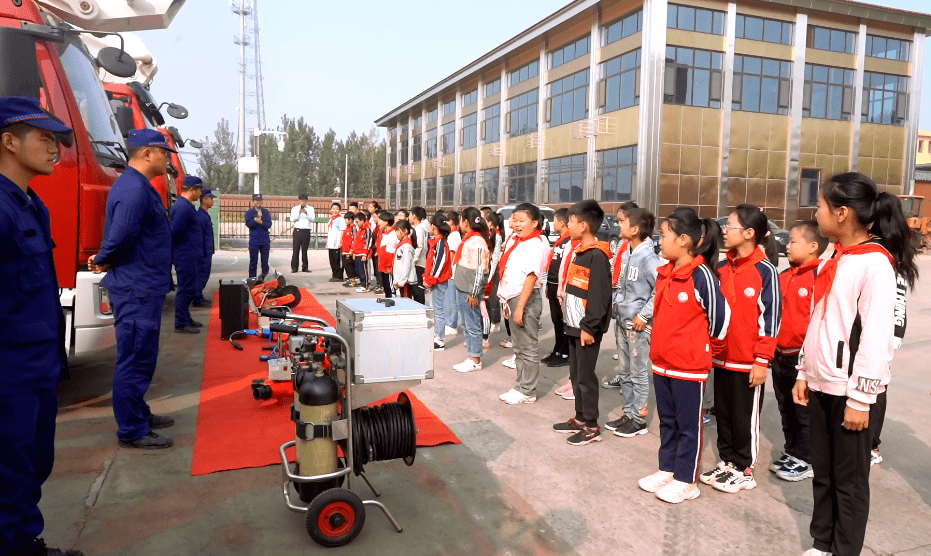 大队组织开展消防站开放日活动,迎来了新河县滏阳小学的40余名师生