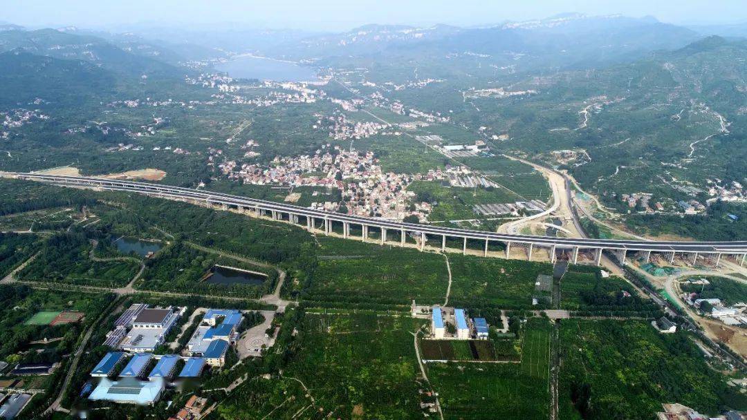 百日奋战全力攻坚济泰高速全线路面摊铺完成具备通车条件